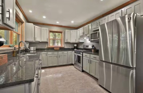 Shelbyville Cabin | Cabin+Bunkhouse Sleeps 25 near Lex/Lou Like New Spacious Modern Rustic Retreat
