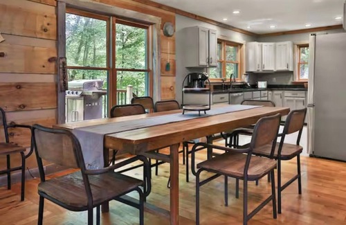 Shelbyville Cabin | Cabin+Bunkhouse Sleeps 25 near Lex/Lou Like New Spacious Modern Rustic Retreat