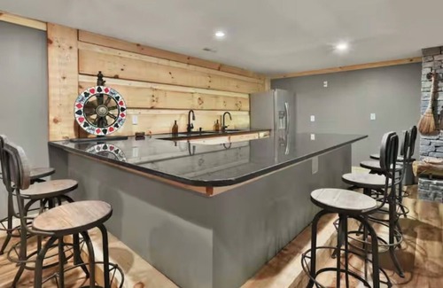 Shelbyville Cabin | Cabin+Bunkhouse Sleeps 25 near Lex/Lou Like New Spacious Modern Rustic Retreat