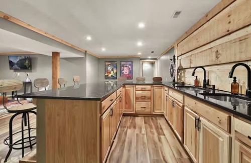 Shelbyville Cabin | Cabin+Bunkhouse Sleeps 25 near Lex/Lou Like New Spacious Modern Rustic Retreat