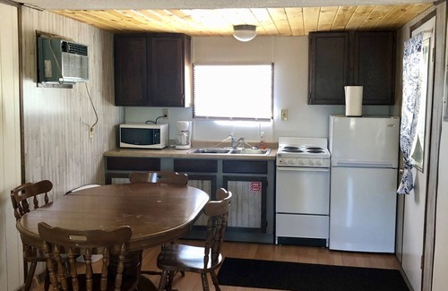 Hot Springs Cabin | Cabin by lake, pet friendly, quiet