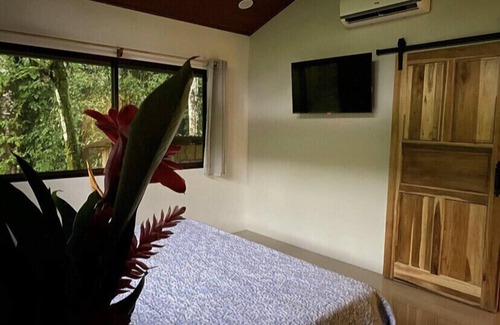 Parrita Villa | Cabin in tropical lush rainforest