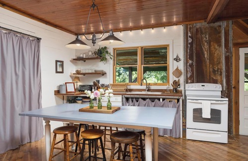 Rising Fawn Cabin | Cabin on the Crook: private, pet friendly residence alongside a nature preserve