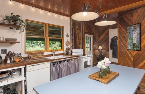 Rising Fawn Cabin | Cabin on the Crook: private, pet friendly residence alongside a nature preserve