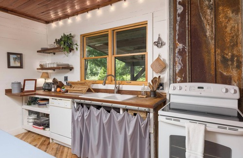 Rising Fawn Cabin | Cabin on the Crook: private, pet friendly residence alongside a nature preserve