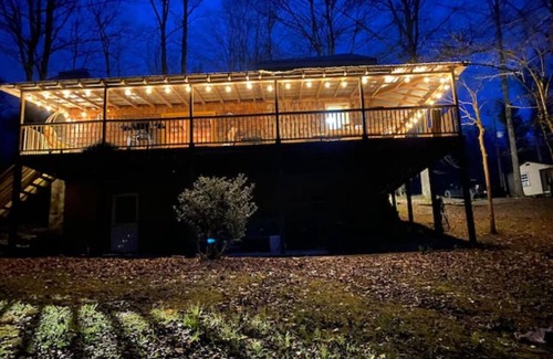 Jamestown Cabin | Cabin on the Water - "No Wake Zone" w/2 Kayaks, and Hot Tub!