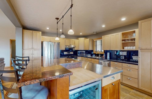 Innsbruck Val Moritz House | Cabin retreat with rustic charm, mountain views, Grill, Deck, and Patio