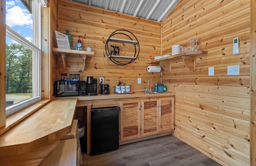 Mid America Cabin | Cabin #4 @ Rock Creek Cabins! Kin Bed! 15 min. from National Park! Pet Friendly!