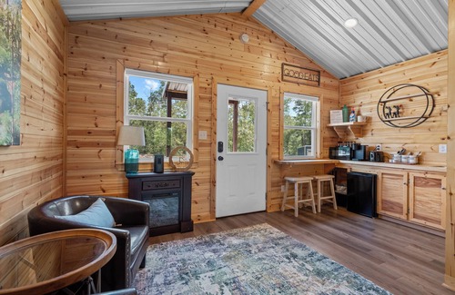 Mid America Cabin | Cabin #4 @ Rock Creek Cabins! Kin Bed! 15 min. from National Park! Pet Friendly!