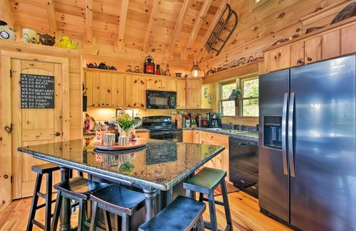 Sylva Cabin | Cabin w/BBQ + Games - Walk to Blue Ridge Parkway!