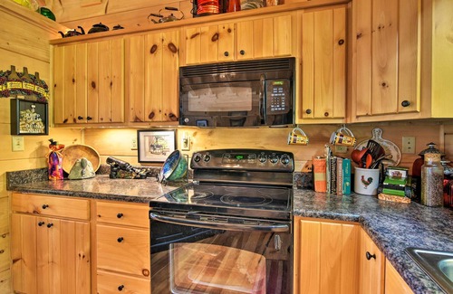 Sylva Cabin | Cabin w/BBQ + Games - Walk to Blue Ridge Parkway!