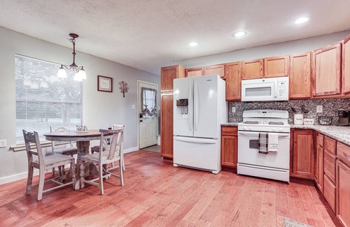 Valley View Apartment | Cabin w/Hot Tub in Valley View: Pets Welcome!