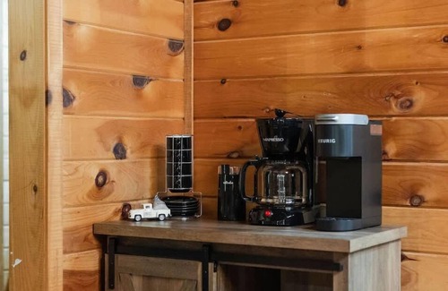 Dial House | Cabin w Lux Gym Firepit Game Room and Playground!