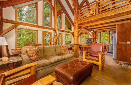 Girdwood House | Cabin w/private hot tub, gourmet kitchen, handcrafted wood details, near skiing