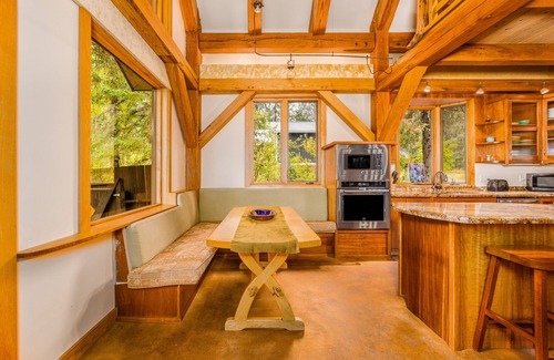 Girdwood House | Cabin w/private hot tub, gourmet kitchen, handcrafted wood details, near skiing