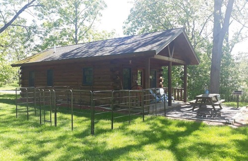 Lodi Cabin | Cabin w private hot tub - dog-friendly
