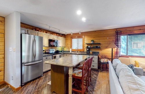 Kachina Village Cabin | Cabin with grill, outdoor dining, & fireplace - drive minutes to hiking