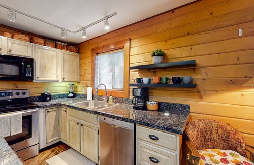 Kachina Village Cabin | Cabin with grill, outdoor dining, & fireplace - drive minutes to hiking