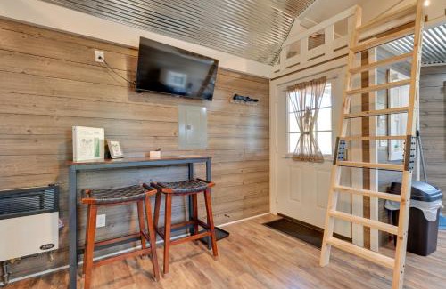 Austinville Apartment | Cabin with Trail and Pond Access in Steamboat Rock!