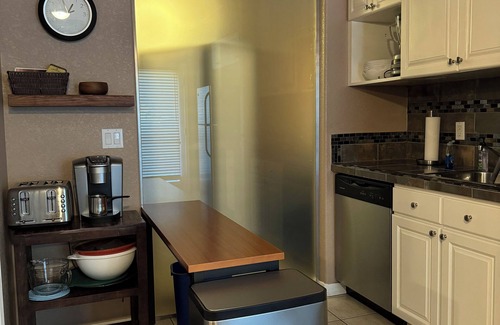 Superior Apartment | Cable TV, free WiFi, patio, washer dryer, private, close to everything