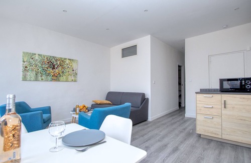 La Ciotat Apartment | Cahino, contemporary decor, air con, parking.
