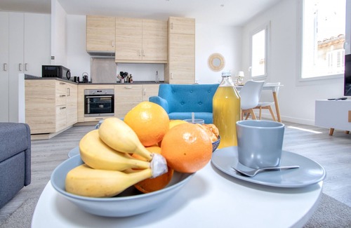 La Ciotat Apartment | Cahino, contemporary decor, air con, parking.