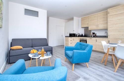 La Ciotat Apartment | Cahino, contemporary decor, air con, parking.