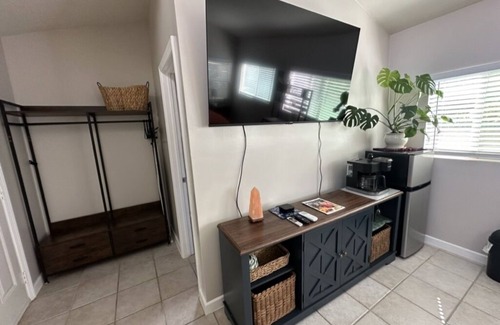 San Marcos House | Cal King Bed with Natural Light and Private Patio! 4 minutes from freeway!