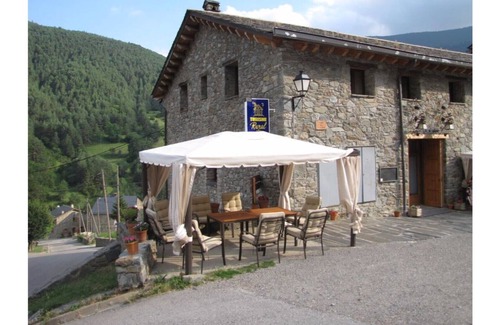 Fornells de la Muntanya Cottage | Cal Pastor. Triple Room with Mountain View