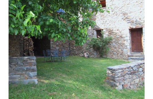 Fornells de la Muntanya Cottage | Cal Pastor. Triple Room with Mountain View
