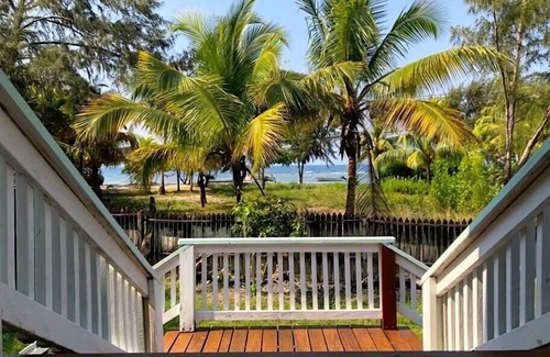 Calabash Bight Cottage | Calabash Reef House, 2 Bedrooms- Steps To The Ocean