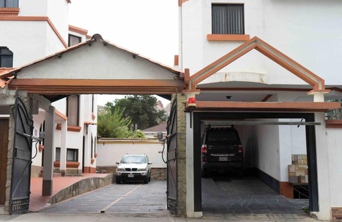 Macrodistrito Sur House | Calacoto King Suite: Fast Wi-Fi, Parking, Laundry, Location