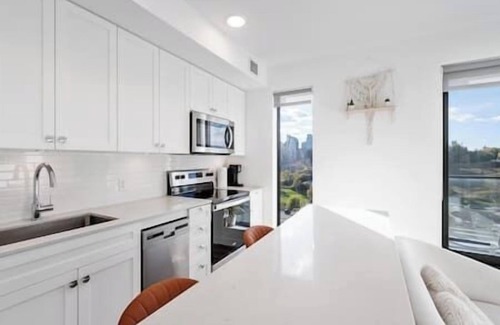 Crescent Heights Apartment | Calgary Tower Views | UG Park | Rooftop Patio