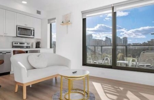 Crescent Heights Apartment | Calgary Tower Views | UG Park | Rooftop Patio