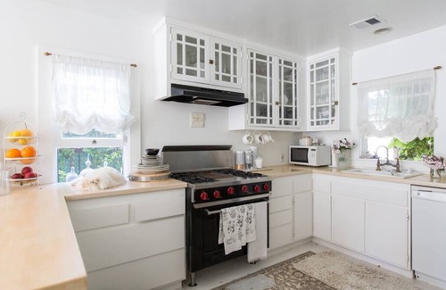 Venice House | California Dreaming! Elegant White Cottage, Venice Beach Happy holidays here!