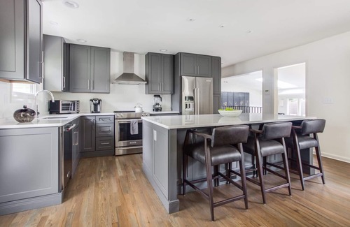Chamblee Apartment | California Zen by Atlanta Luxury Rentals