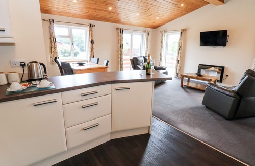 Upper Battlefield Cottage | CALLOW LODGE 5, pet friendly, with pool in Beaconsfield Holiday Park