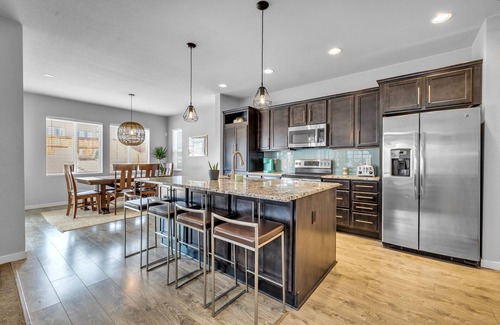 Parker House | Calm & Cozy 3 Bedroom - Manhattan Beach Inspired Home