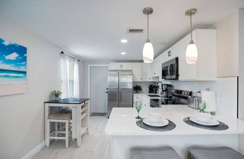 Bayshore Gardens House | Calm Sunset: Sleep 12, Renovated