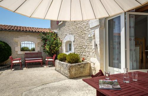Bellevigne House | Calme et confort en Charente , Gîte Les Vignes avec piscine