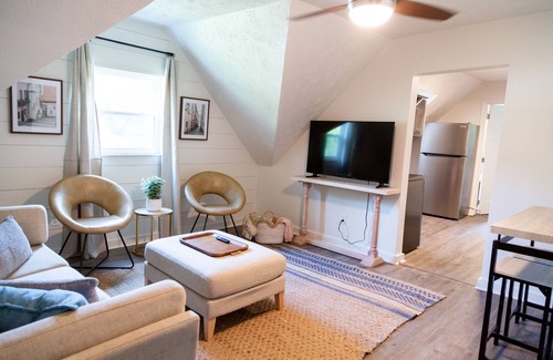Knoxville Apartment | Calming Terracotta Chateau - 2 BR 1 BA in South Knoxville