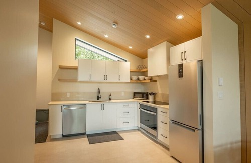 Ucluelet Cabin | Calmwater Retreat New 2 br Hot Tub EV Charger