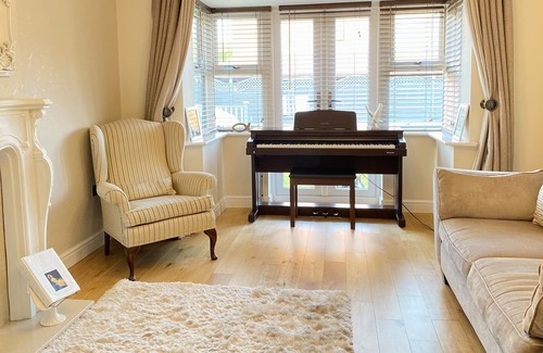 Thurnscoe House | Calvary Hill - 4 Bed Holiday Home BBQ Large Garden