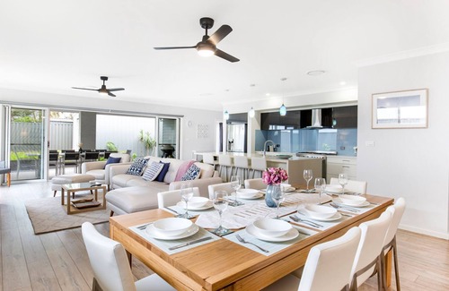 Callala Beach House | Calypso - 4 Mins Walk to Beach - Community Pool