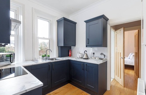 Hove Apartment | Cambridge Grove- Cosy two bed Mews - with parking