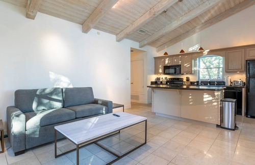 Camelback East House | Camelback Mountain Estate - w/luxury Living, Tennis, Billiards, Casita & More!