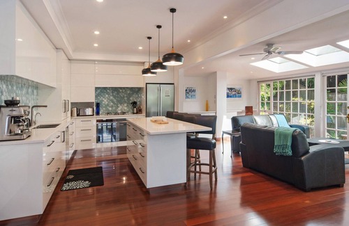 Nelson South House | Camellia House - Swimming Pool, Spa Pool, Walk to City!