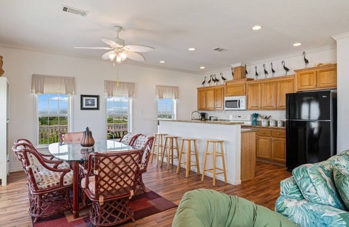 Port Bolivar House | Camelot - Huge fenced Beachfront Lot! 2 bedroom, budget friendly!
