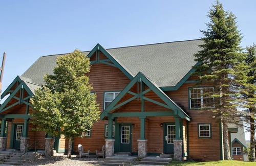 Snowshoe House | Camp 4 Ski-in-Ski-out Townhome with Ski Shuttle