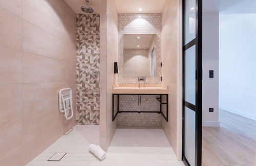 Porte Des Alpes - Mi Plaine - Manissieux Hotel | Campanile Smart Lyon Est - Eurexpo Bron Aviation